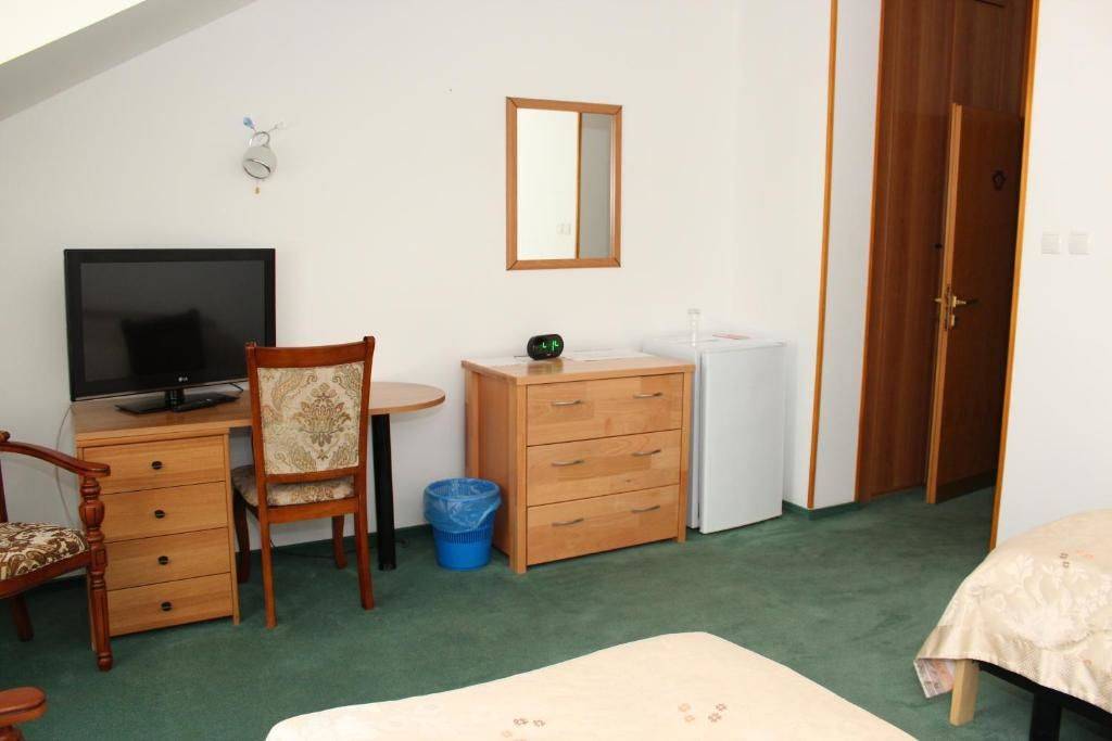 Фотографии номера Двухместный номер в мансарде с 2 отдельными кроватями в Отеле Hotel Chayka Мариуполь